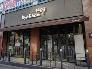 [현장기록연재 26탄]교촌치킨 토평점 외관 시공 사례 – 매장 인상을 완성하는 폴딩도어 파사드